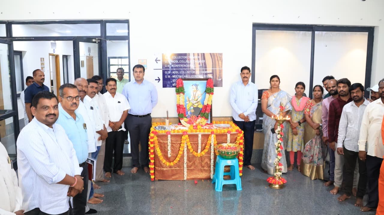 సర్దార్ సర్వాయి పాపన్న గౌడ్ త్యాగస్ఫూర్తి యువతకు ఆదర్శం  సర్దార్ సర్వాయి పాపన్న గౌడ్  వర్ధంతి కార్యక్రమం  జిల్లా కలెక్టర్ సందీప్ కుమార్ ఝా